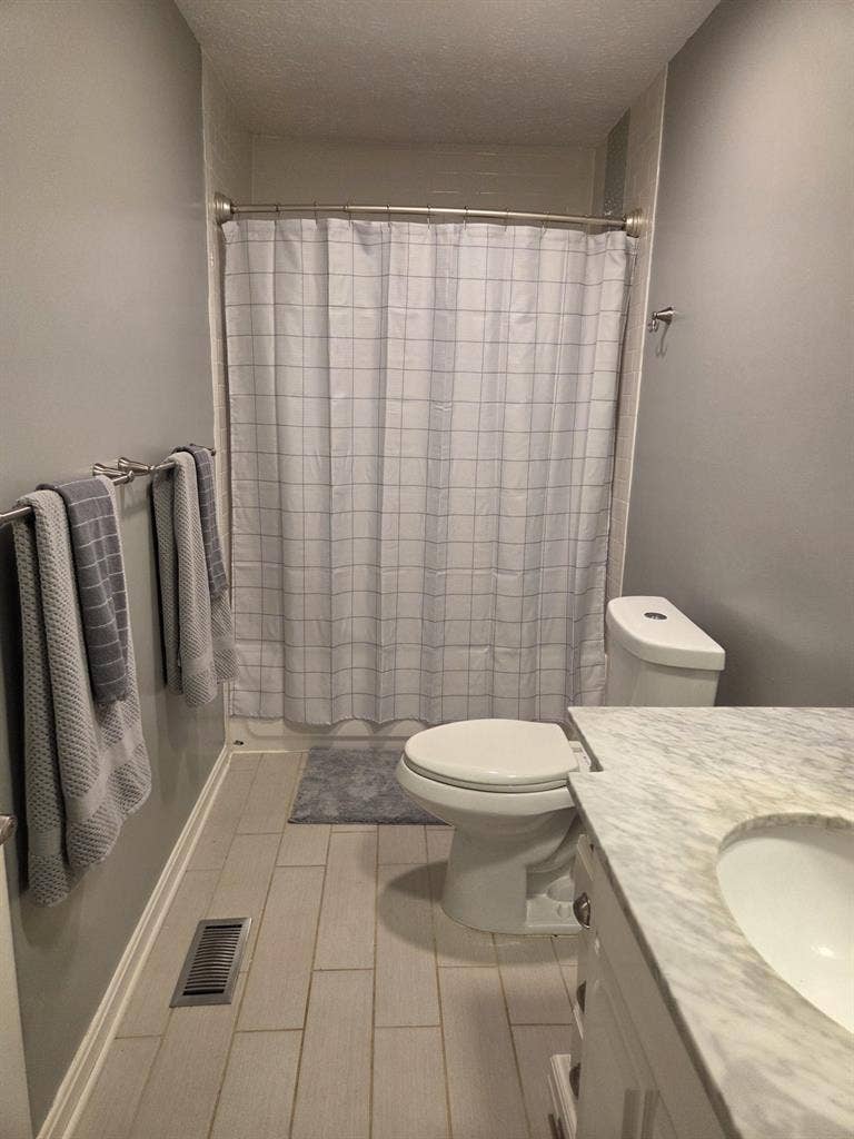 Room Available. 3bed/2 bath house