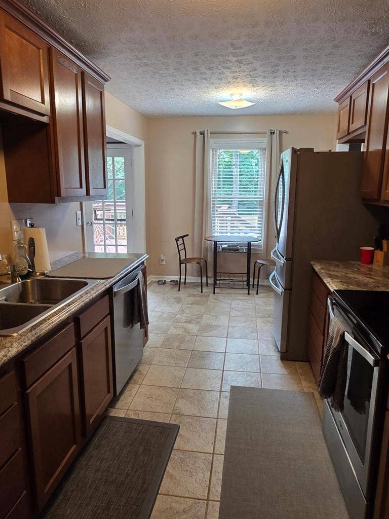 Room Available. 3bed/2 bath house