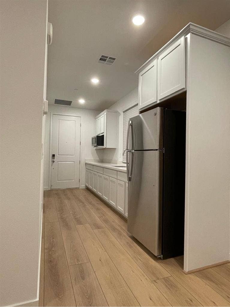 Looking for a roommate: 89143