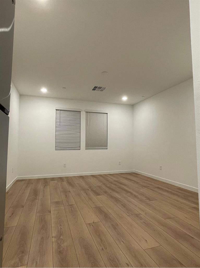 Looking for a roommate: 89143
