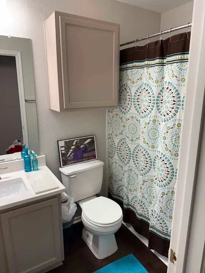 Room for rent in nice Condo, ABP