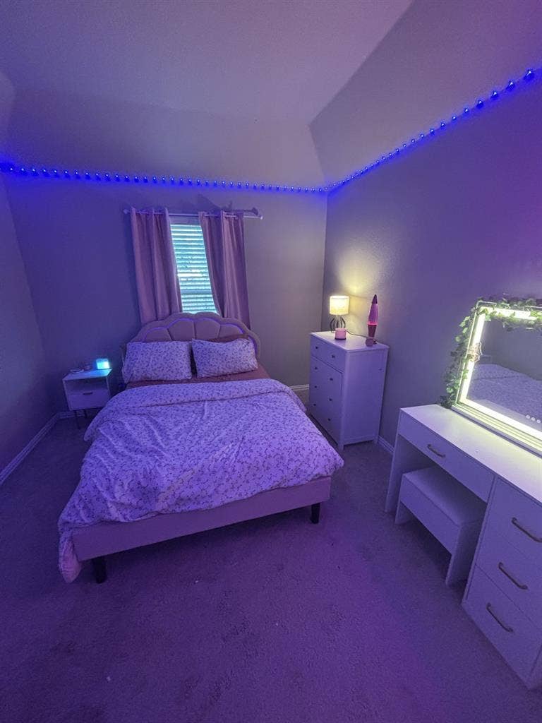 Room for rent and neighborhood pool