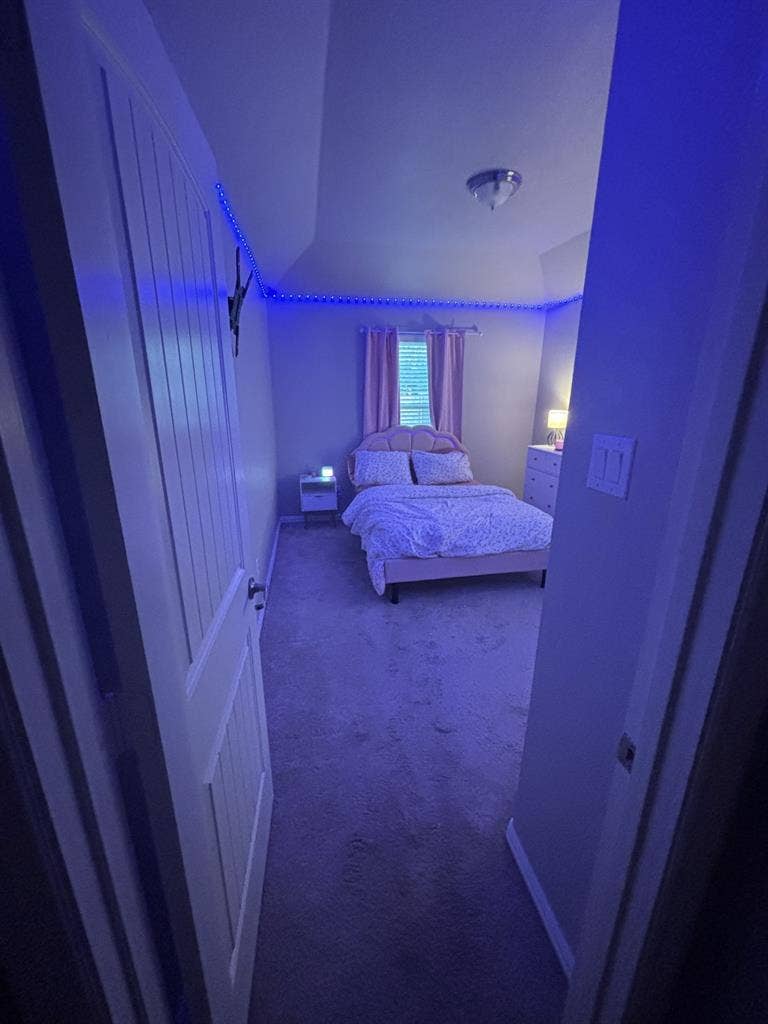 Room for rent and neighborhood pool