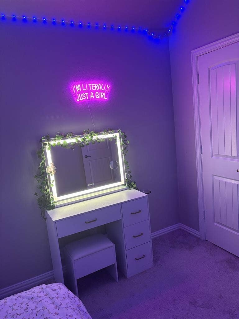 Room for rent and neighborhood pool