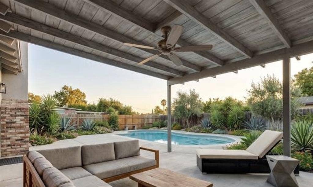 Room for rent in Northridge house
