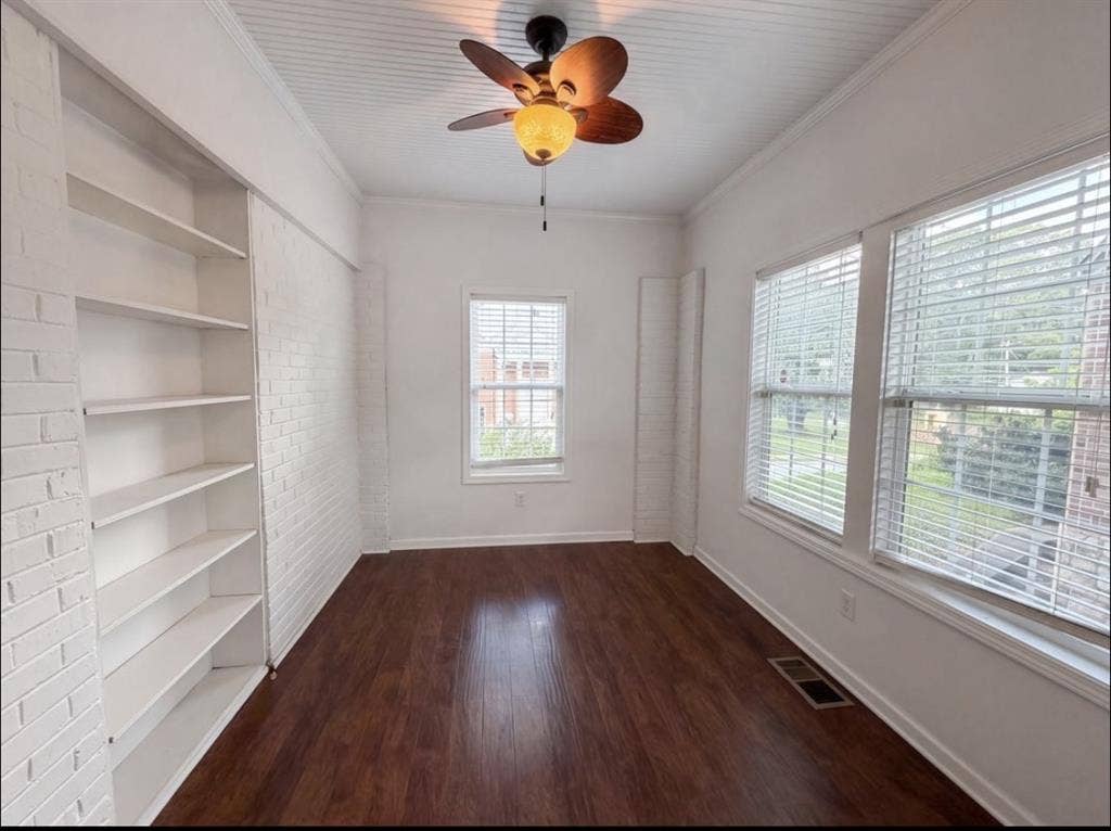 A 2 bedroom 1.5 bathroom house