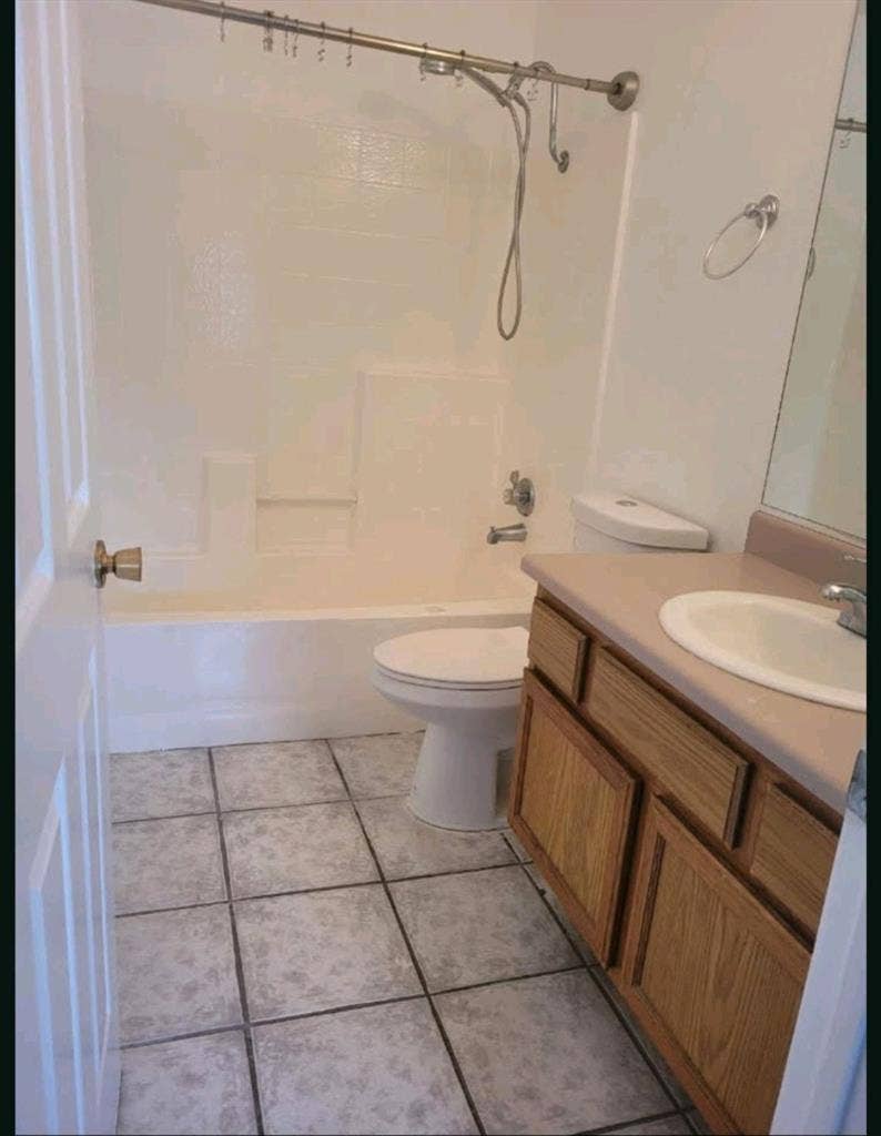 Own bathroom 9 min walk 2 the beach