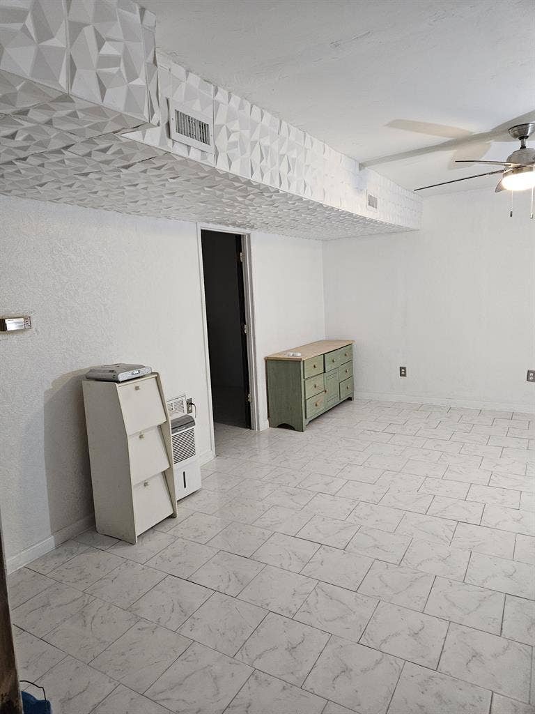 2 Lg Rooms personal full size frig