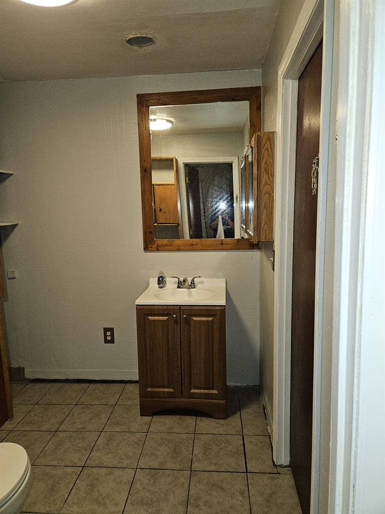 2 Lg Rooms personal full size frig