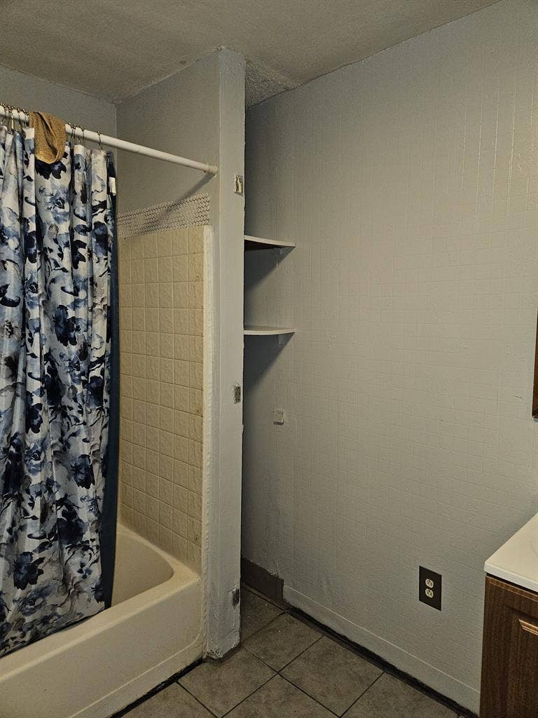 2 Lg Rooms personal full size frig