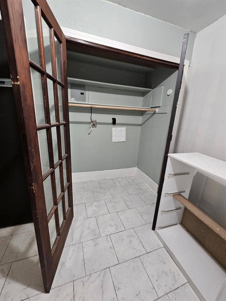 2 Lg Rooms personal full size frig