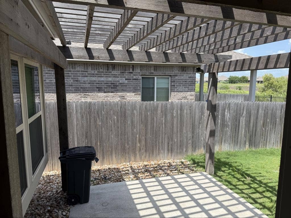 Private Room. No deposit. $900 ABP.