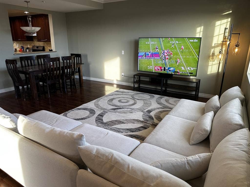 $475/wk | King Suite + Private Bath