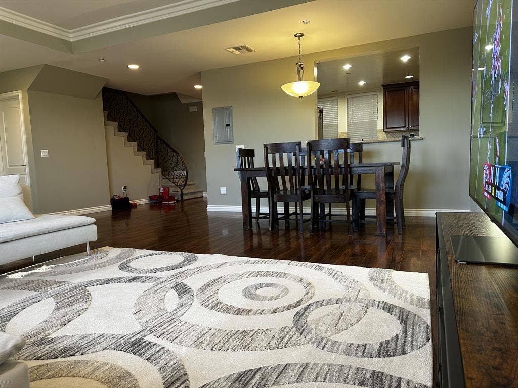 $475/wk | King Suite + Private Bath