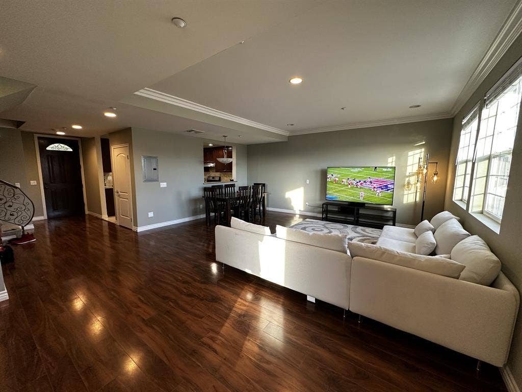 $475/wk | King Suite + Private Bath