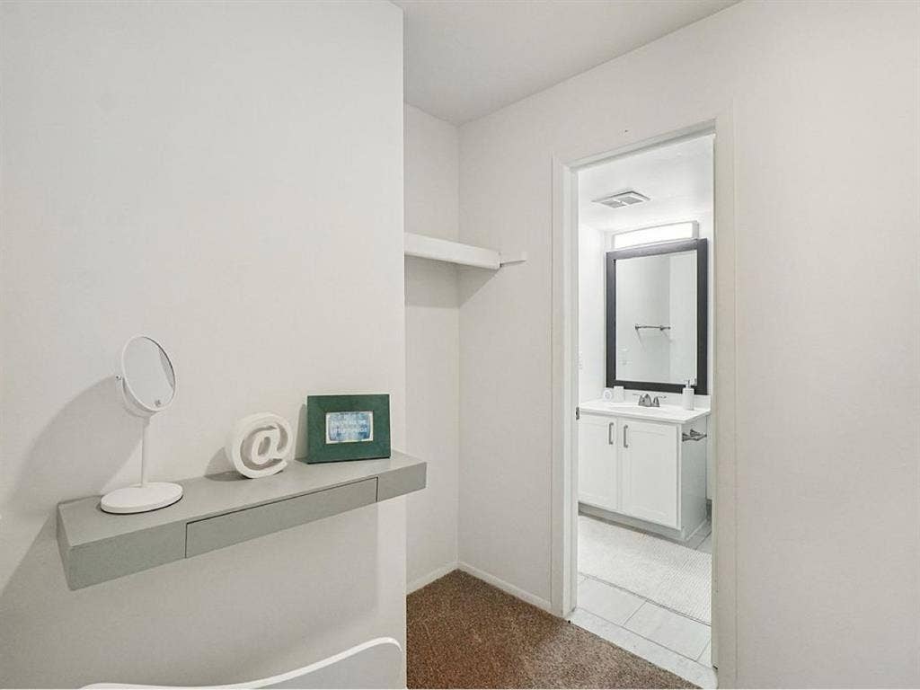 Female roomie needed