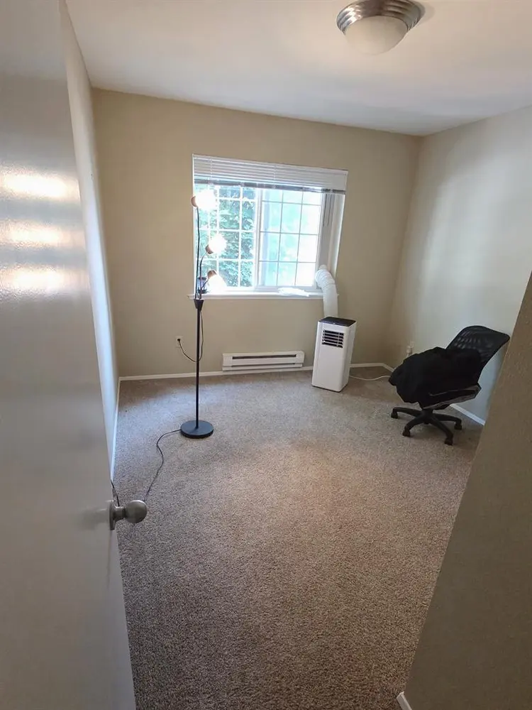 Room for rent in 2 bed 1 bath apt