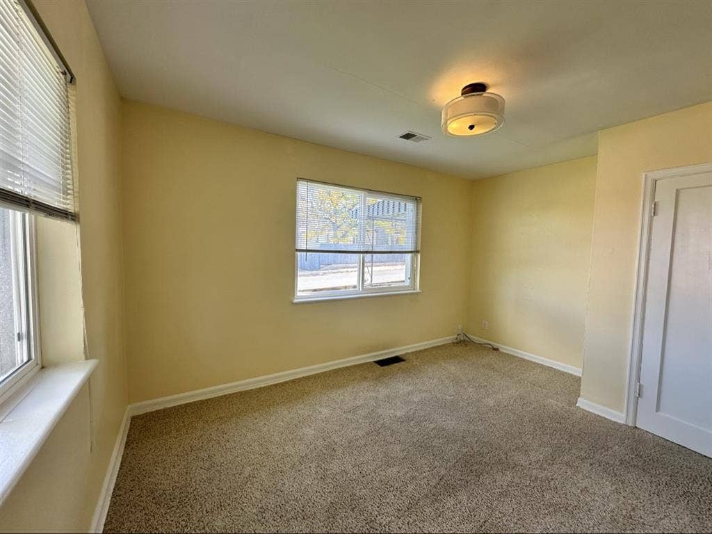 Looking for roommate in Sunnyside