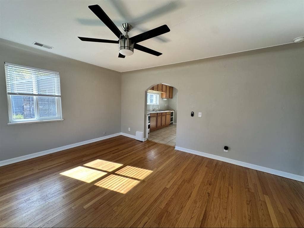 Looking for roommate in Sunnyside