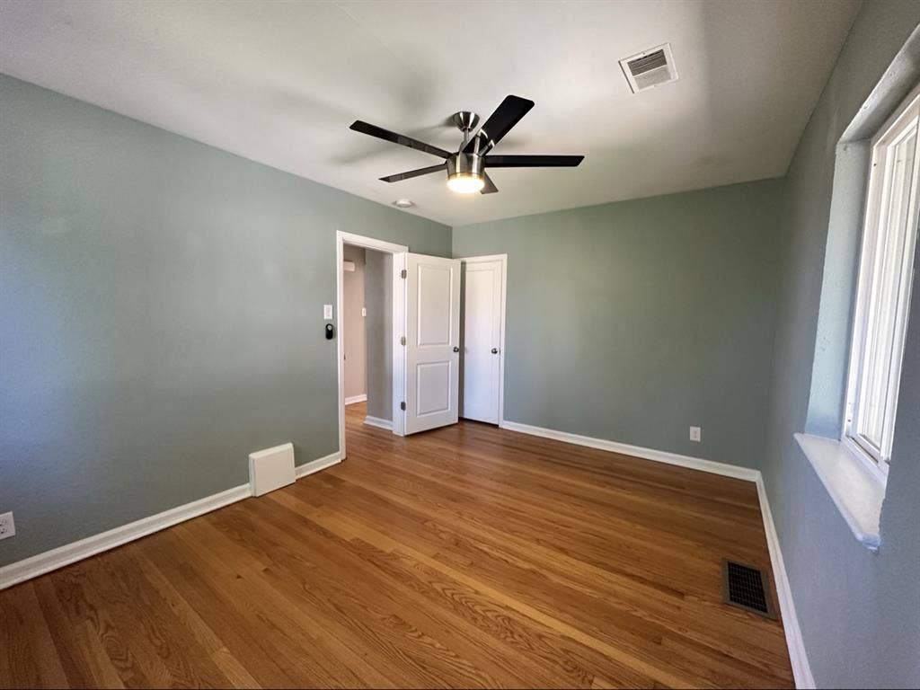 Looking for roommate in Sunnyside