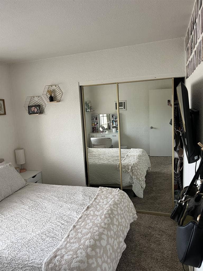 1 ROOM AVAILABLE VISTA - AUGUST 1