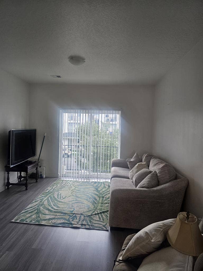 2 private rooms available