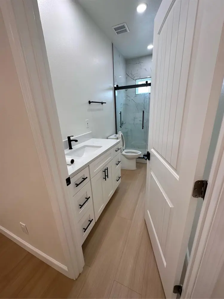 Furnished Room w/shared bathroom