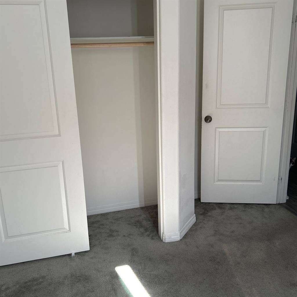 Single room + private bathroom NOW