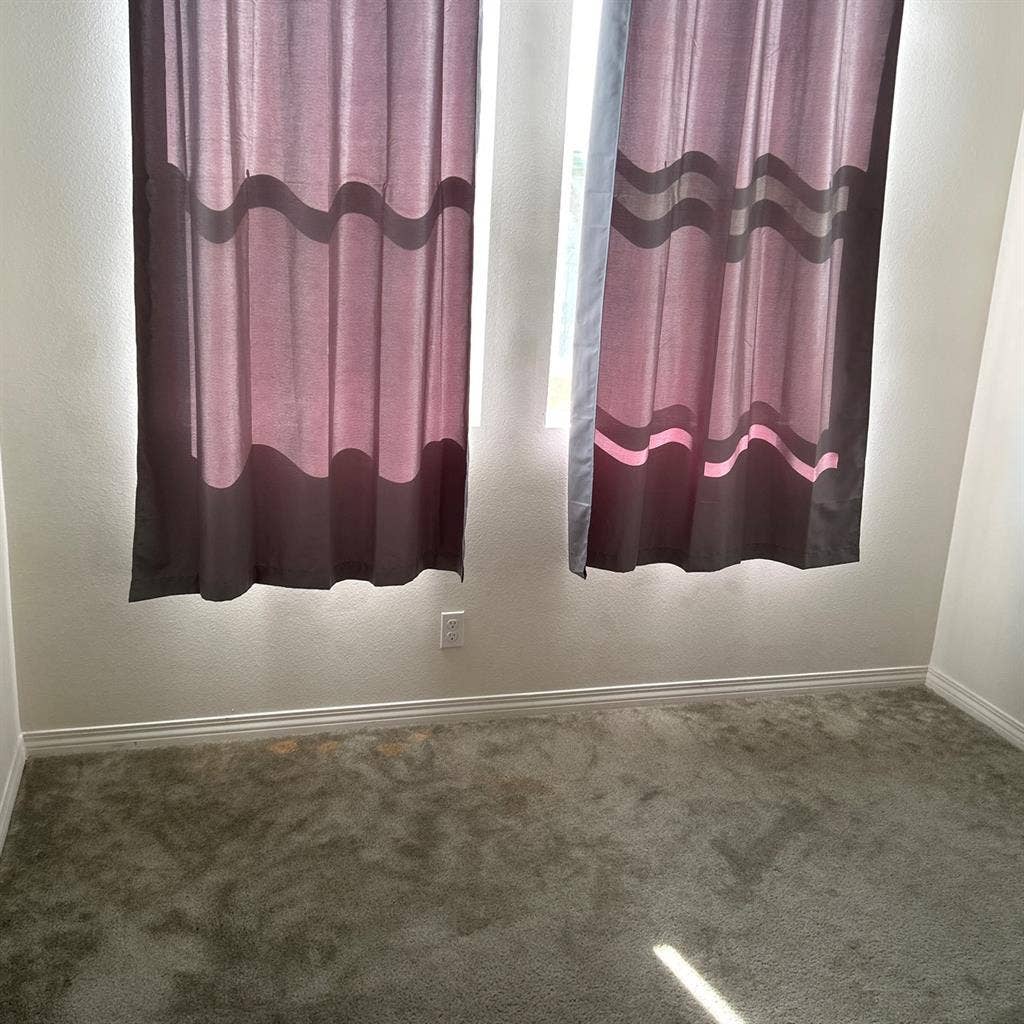 Single room + private bathroom NOW