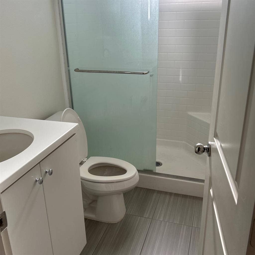 Single room + private bathroom NOW