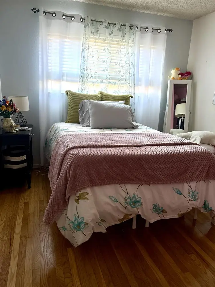 Nice neighborhood + Furnished ST