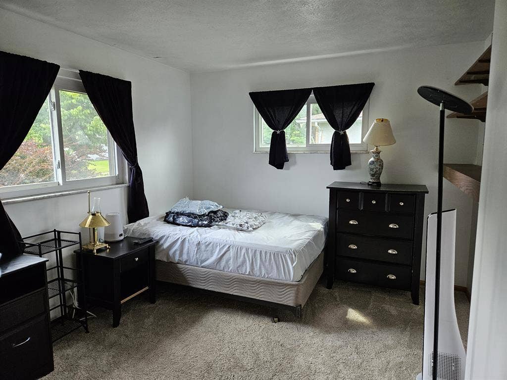 Room with built-in shelves