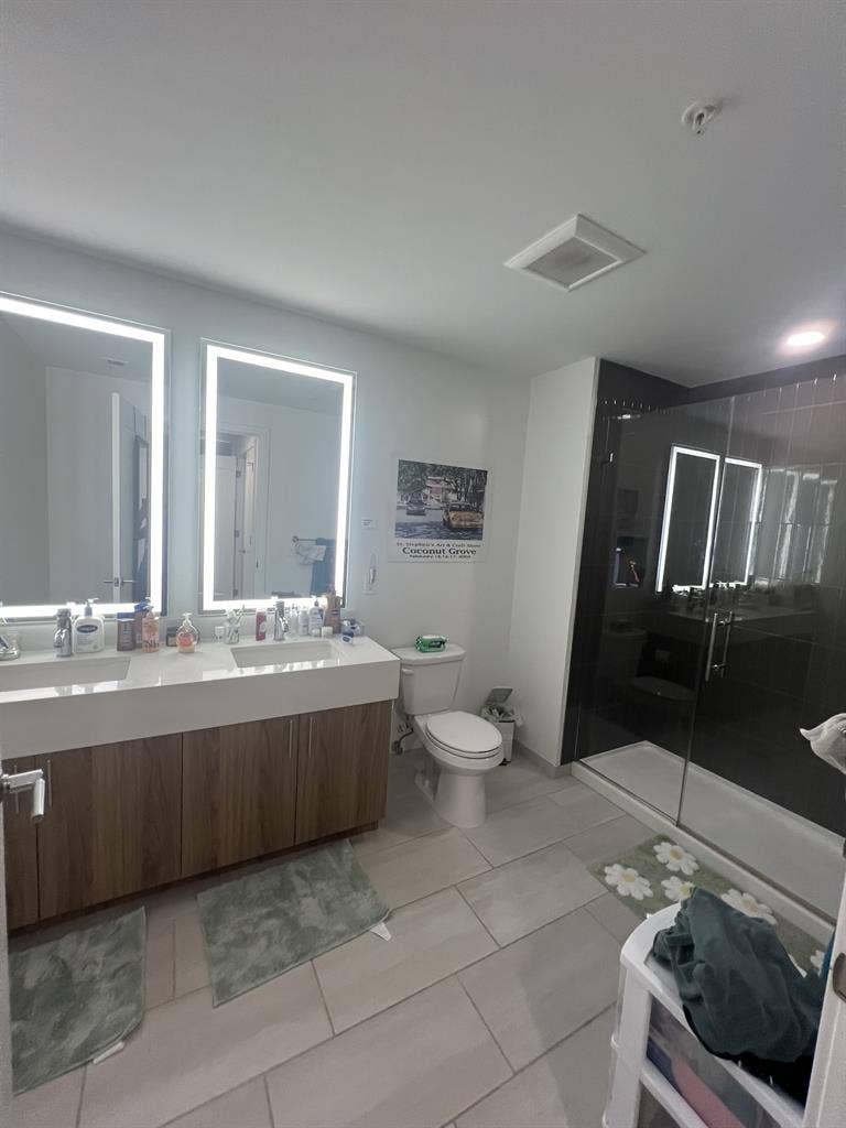 Female Roommate in Rosslyn VA