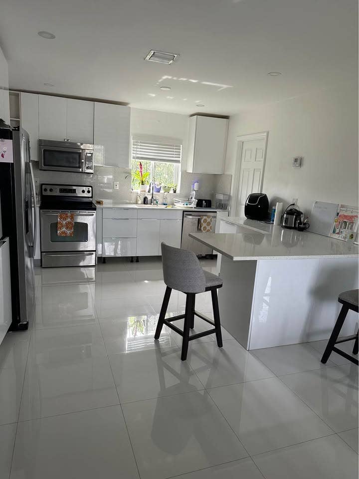 Room available in Palmetto Bay NOW