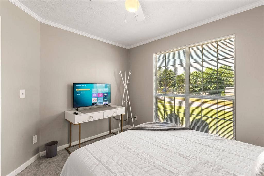 18 Mins to airport in quiet home