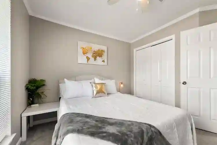 18 Mins to airport in quiet home