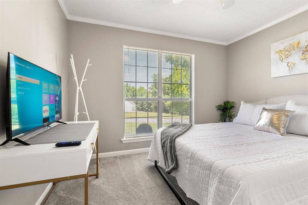 18 Mins to airport in quiet home