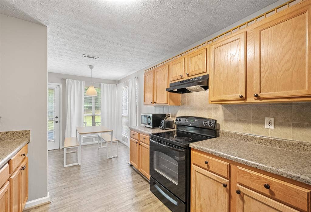 18 Mins to airport in quiet home