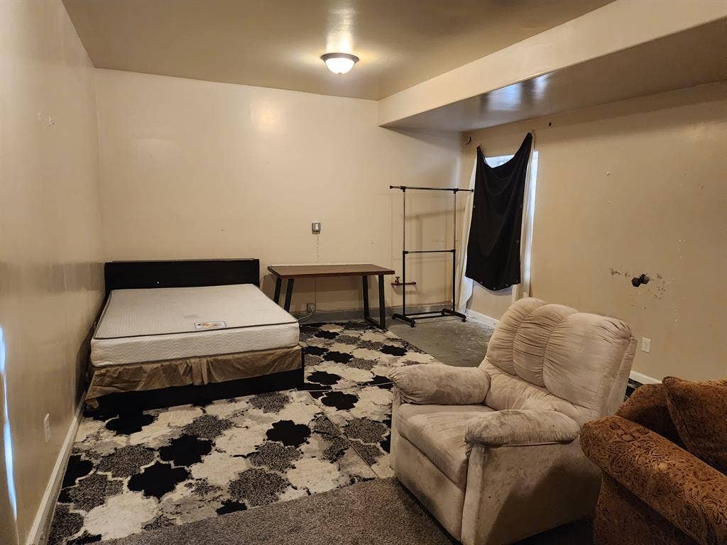2 rooms available - Spring Valley