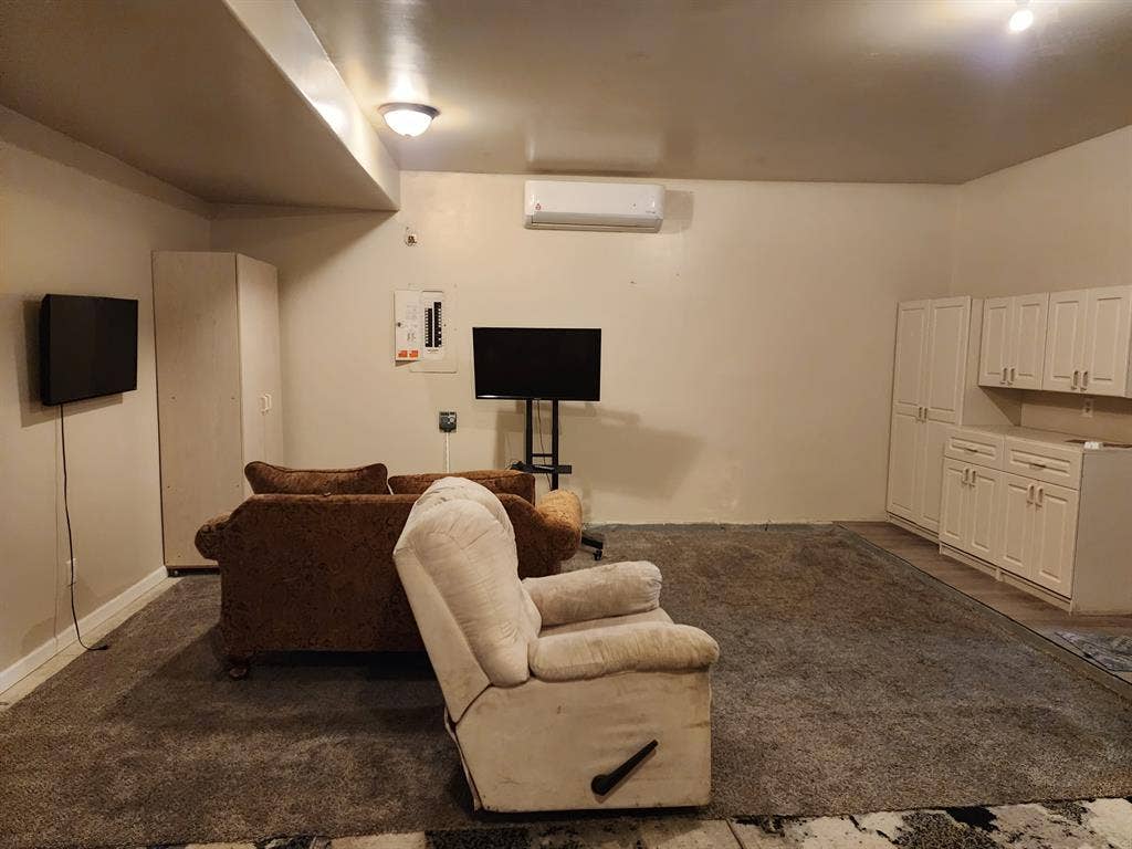 2 rooms available - Spring Valley