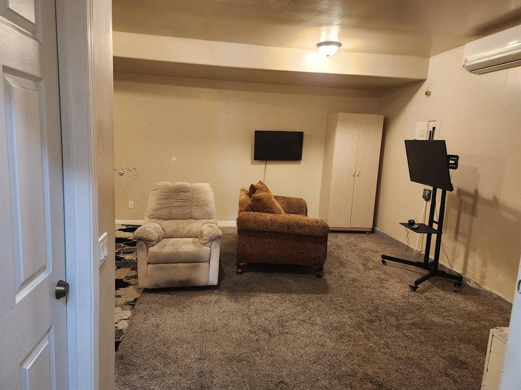 2 rooms available - Spring Valley