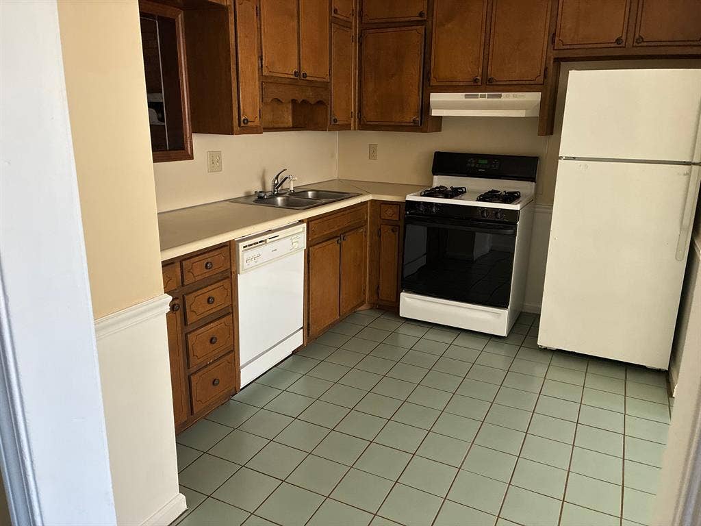 2 BR in Lawrenceville
