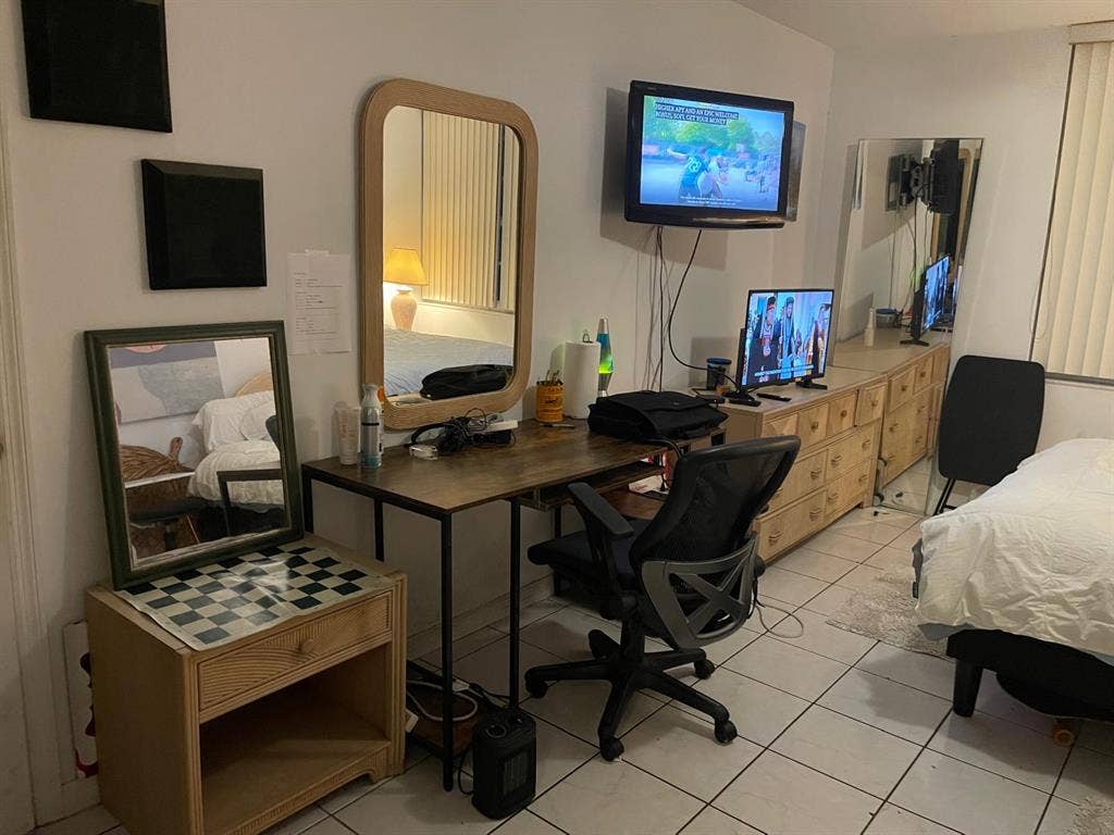 Roommate search, SoBe private room