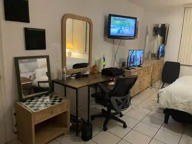 Roommate search, SoBe private room