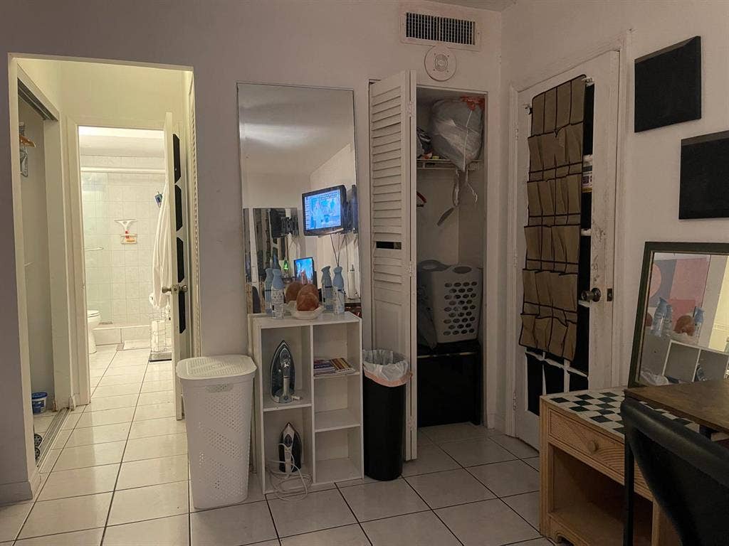 Roommate search, SoBe private room