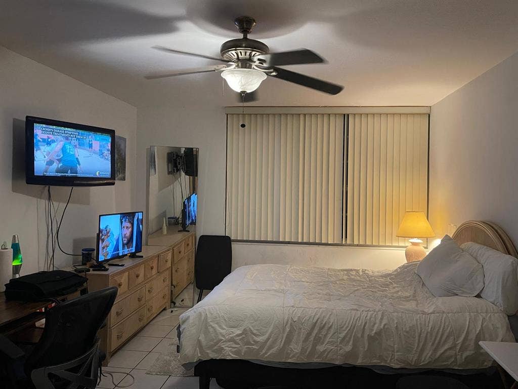Roommate search, SoBe private room