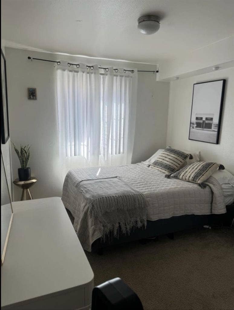 LARGE ROOM FOR RENT