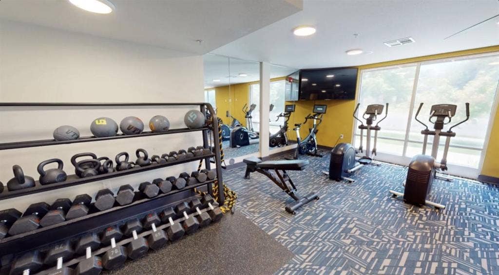 Altitude Apartment 1r00m lease open