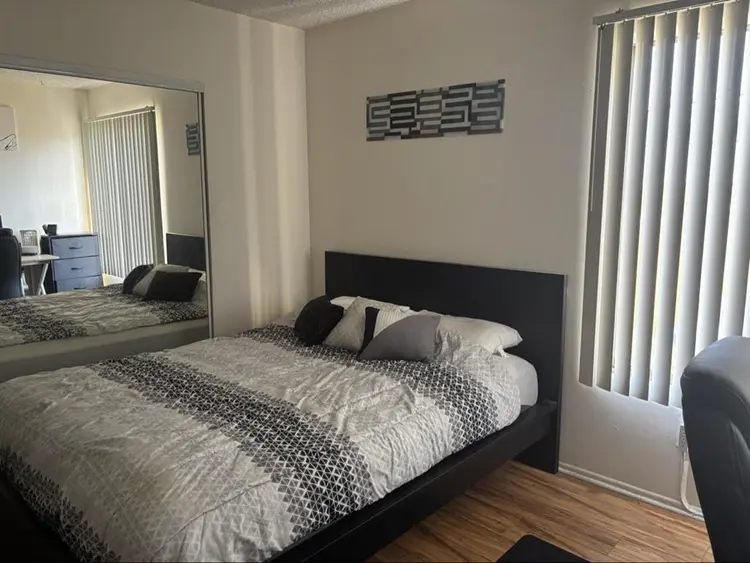 Looking For Roommate
