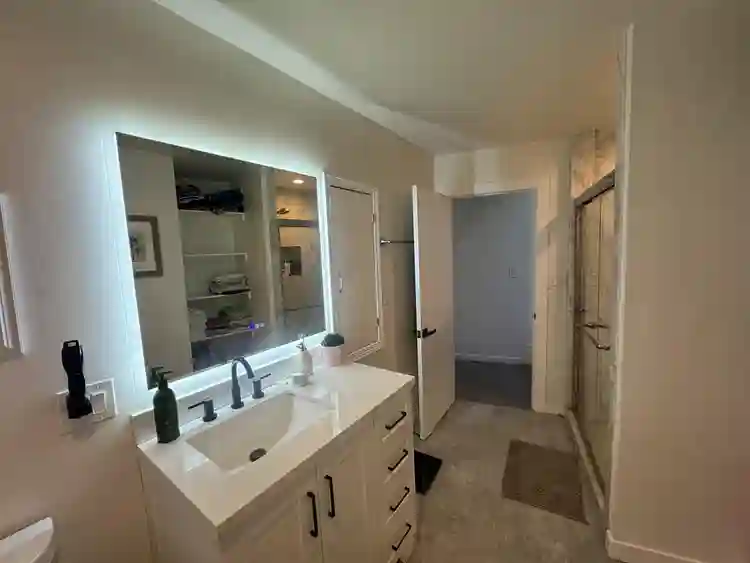 Bright & spacious room in chic home